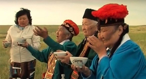 Калмыцкий обряд. Праздник цаган сар в калмыкии. Лаганский хурул будда. Республика калмыкия – хальмг тангч. Калмыцкие традиции и обычаи.