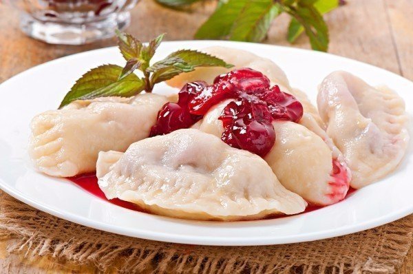САМЫЕ ВКУСНЫЕ ДОМАШНИЕ ВАРЕНИКИ Любимое блюдо моего мужа!1. Вареники с вишней ИНГРЕДИЕНТЫ: Для теста: Мука 350 г Картофельный крахмал 1 ст. л. Яйца 1 шт. Вода 300 мл Соль 1 щепотка Для начинки: