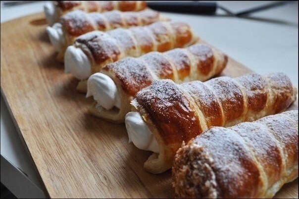 НЕВЕРОЯТНО ВКУСНЫЕ ТРУБОЧКИ С БЕЛКОВЫМ КРЕМОМ Нужно :- 2 квадратные пластины слоеного теста- 1 яйцо для смазывания- 50 мл воды- 100 г сахара- 2 белка.Готовим :1. Каждую пластину слоеного теста
