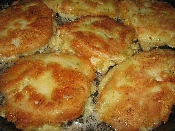 Куриные отбивные в кляре с сыром. Ингредиенты:1 крупная куриная грудка150 гр твердого сыра2 яйца2 ст. л. майонеза2 ст. л. мукихмели-сунелисольперецукропПриготовление:Вечный вопрос - как