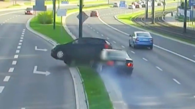 Bad Overtake - Two Drivers Involved