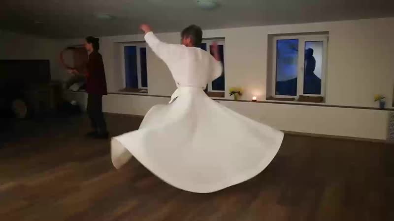 Кружащиеся музыкант и суфий
