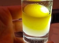 натуральное сливочное масло в горячей воде. натуральное сливочное масло в горячей воде. качество проверяем сливочное масло. как проверить домашнее масло на натуральность. тест сливочного масла в горячей воде.