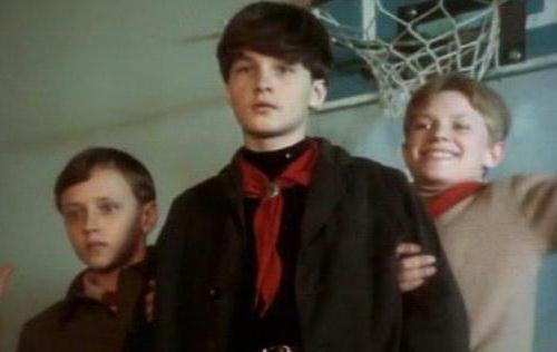 Алексин третий в пятом ряду краткое содержание. Третий в пятом ряду (1984). Третий в пятом ряду Сеня Голубкин. Третий в пятом ряду.Алексин.